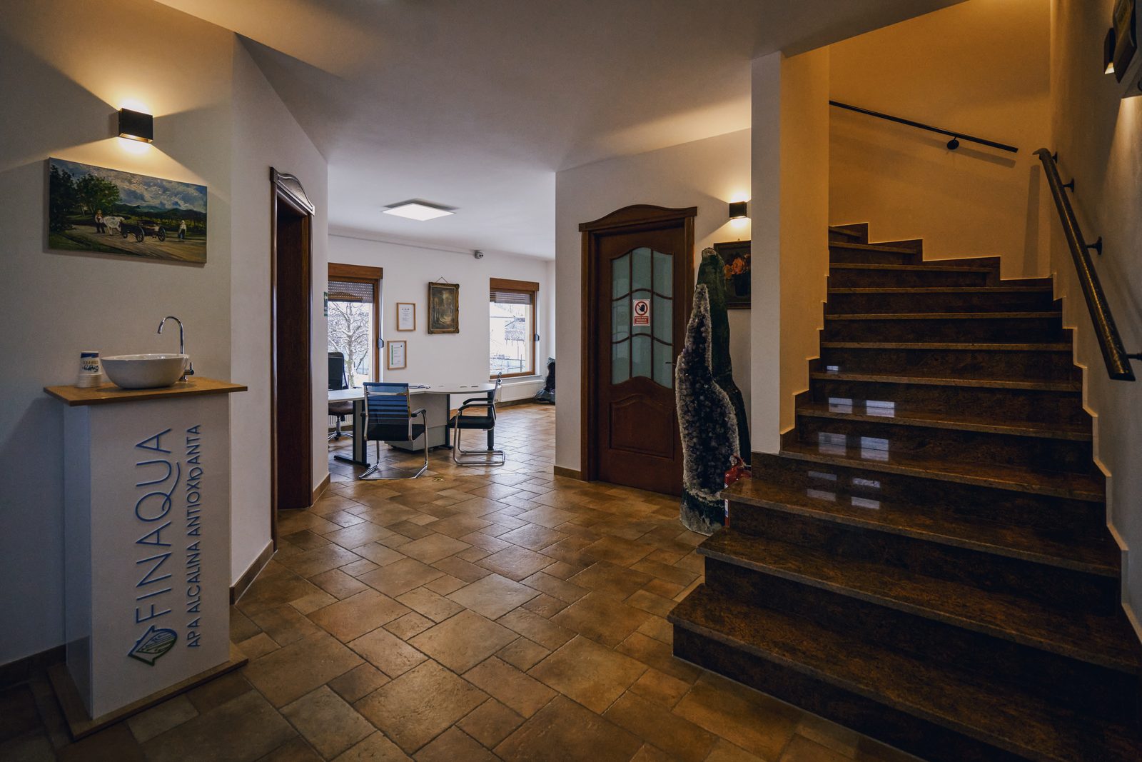 Interior Sanoter Clinic - holul de intrare cu cristale de ametist